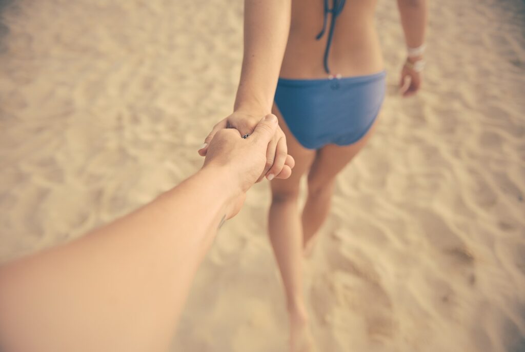 couple, beach, holding-677585.jpg